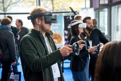 Un hombre probando un casco de realidad virtual en una habitación grande